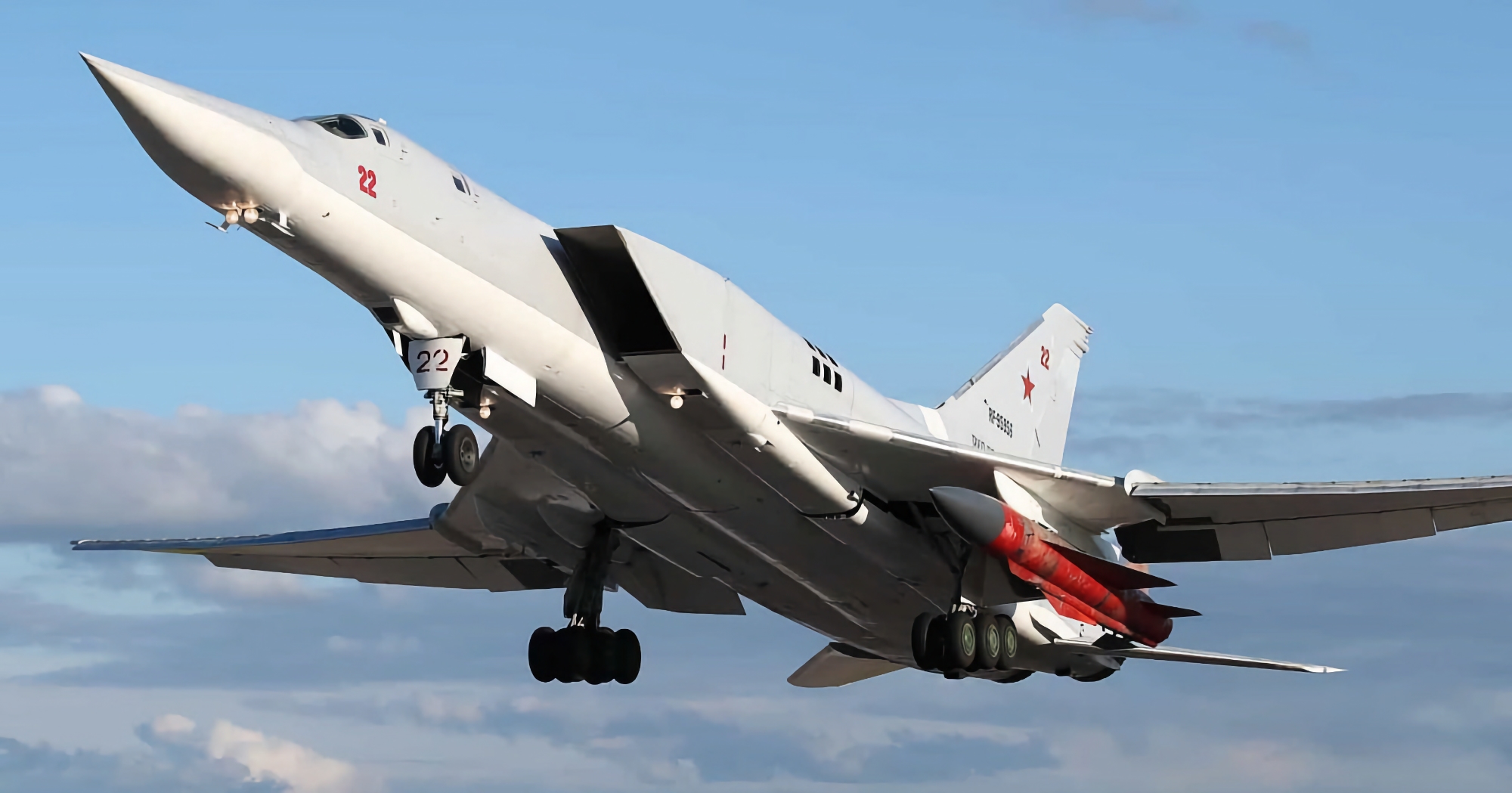 Украинская система противовоздушной обороны впервые уничтожила российский стратегический бомбардировщик Ту-22М3, который несёт крылатые ракеты Х-22