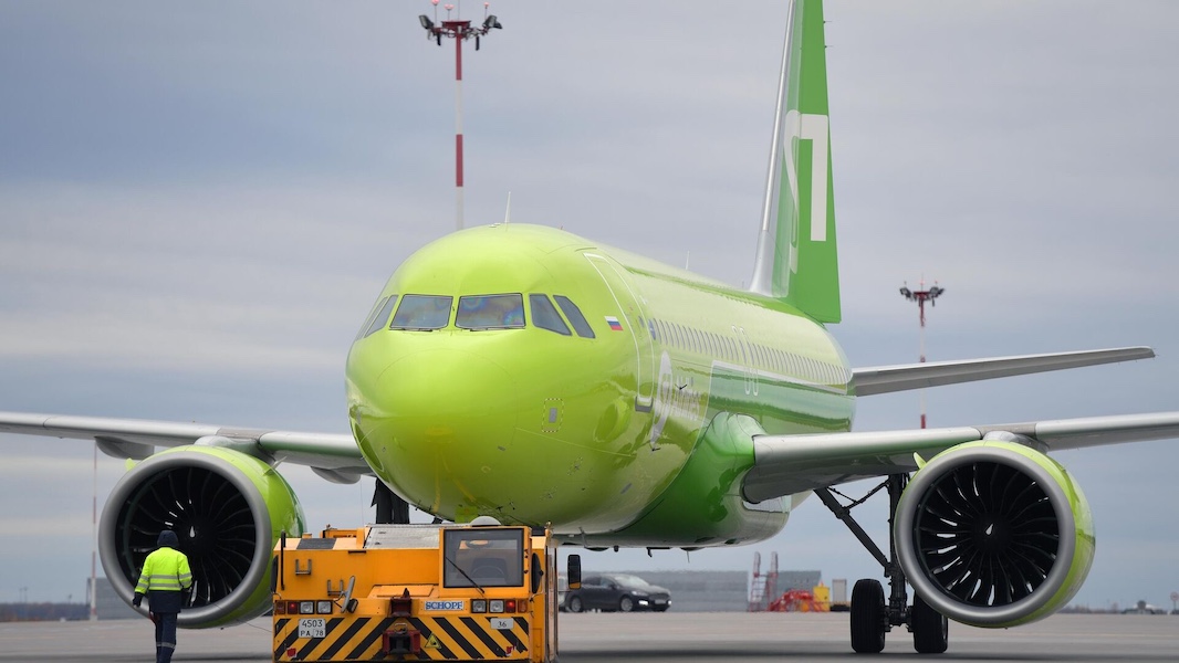 Самолет авиакомпании S7 экстренно сел в Братске из-за беременной женщины